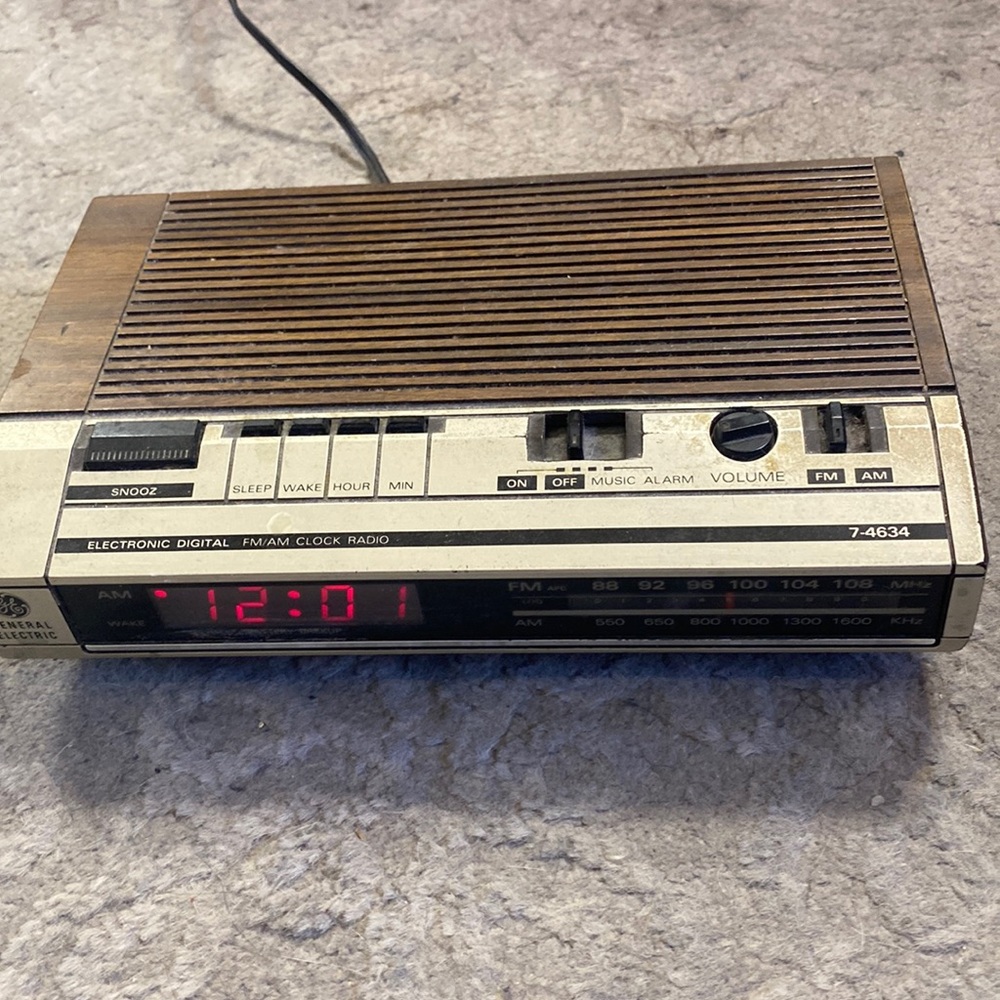 Vintage GE General Electric Clock Radio Alarm 7-4634A